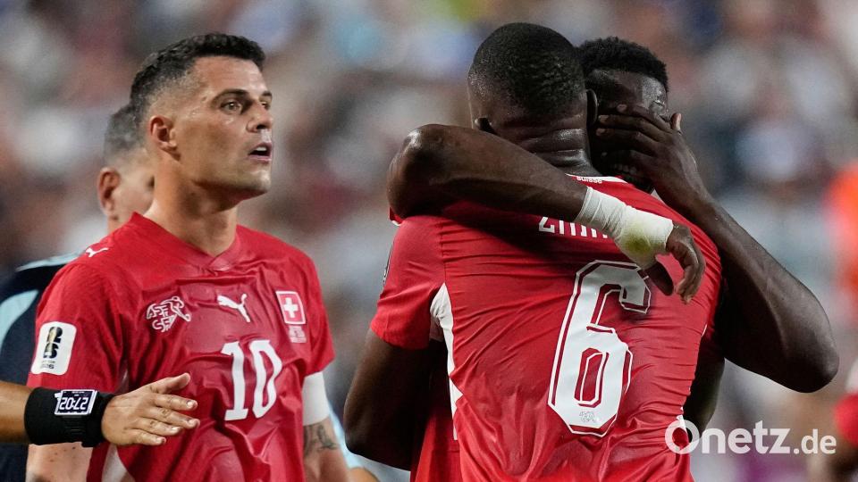 Embolo war nach seinem Platzverweis am Boden zerstört. Bild: Ashley Landis/AP/dpa