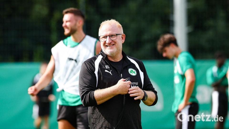 Heiko Vogel geht nach viel Zittern in der Relegation in seine zweite Saison mit der SpVgg Greuther Fürth. (Archivbild) Bild: Daniel Löb/dpa