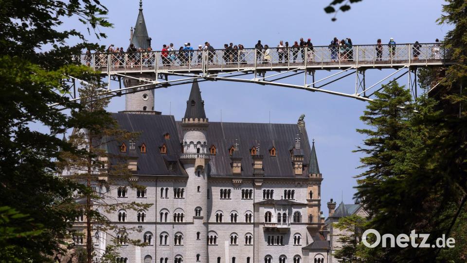Auf der Marienbrücke gegenüber Schloss Neuschwanstein hatte der Täter seine beiden Opfer kennengelernt. (Archivbild) Bild: Karl-Josef Hildenbrand/dpa