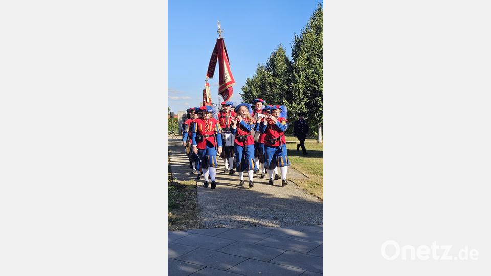 Mit klingendem Spiel führte der Spielmannszug Erbendorf die Teilnehmer nach der Gedenkfeier am Friedenshain zum Festabend im Bürgerpark. Bild: Verena Schieder