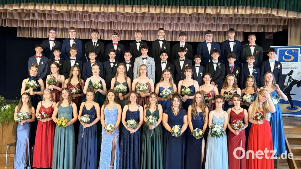 Zwei neunte Klassen der Realschule Auerbach feierten den Abschussball ihres Tanzkurses im Kolpingsaal. Bild: Heidi Kurz