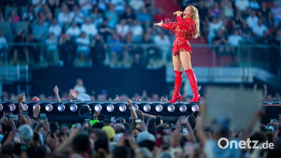 Helene Fischer tritt während ihres Konzerts im Ernst-Happel-Stadion in Wien auf. Bild: Georg Hochmuth/APA/dpa