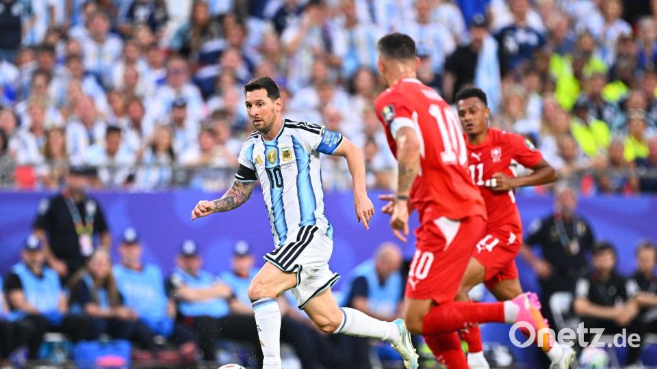 Lionel Messi (l.) und seine Argentinier stehen im Halbfinale. Bild: Tom Weller/dpa