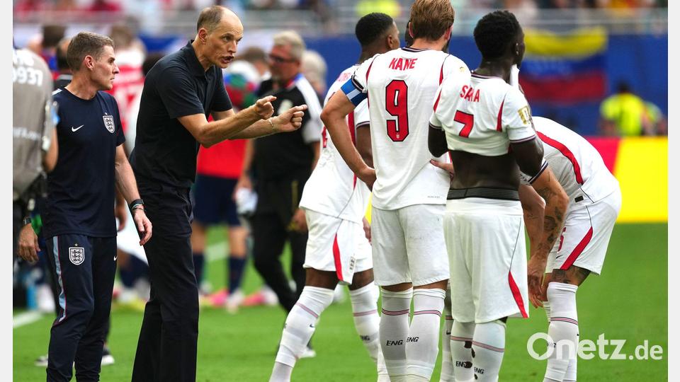 Englands Trainer Thomas Tuchel gibt Anweisungen an seine Spieler. Bild: Martin Rickett/PA Wire/dpa