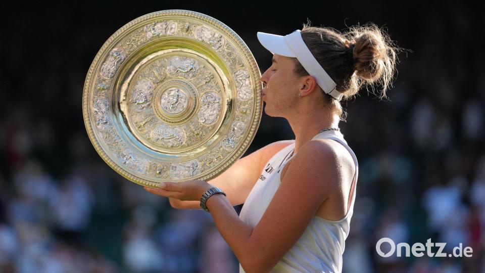 Die Siegerin Linda Noskova küsst die Trophäe nach dem Finale in Wimbledon. Bild: Kirsty Wigglesworth/AP/dpa