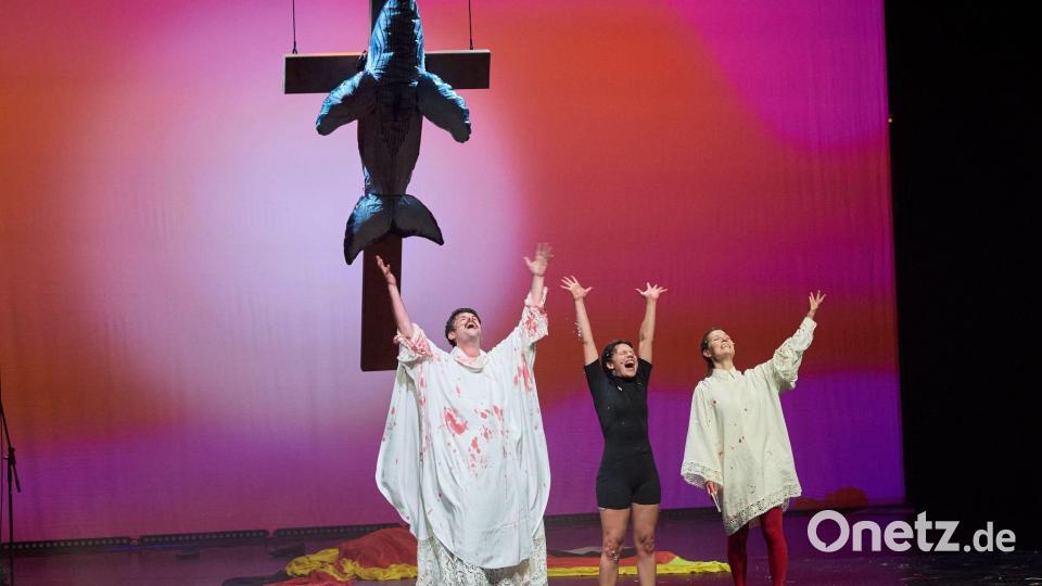 Aus dem langen Sterben des Buckelwals ist ein Theaterstück geworden. Bild: Georg Wendt/dpa