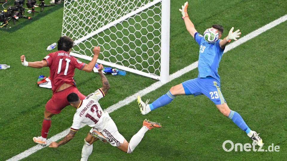 Zur Not hält Unai Simon den Ball mit dem Gesicht. (Archivbild) Bild: Cheng Min/XinHua/dpa