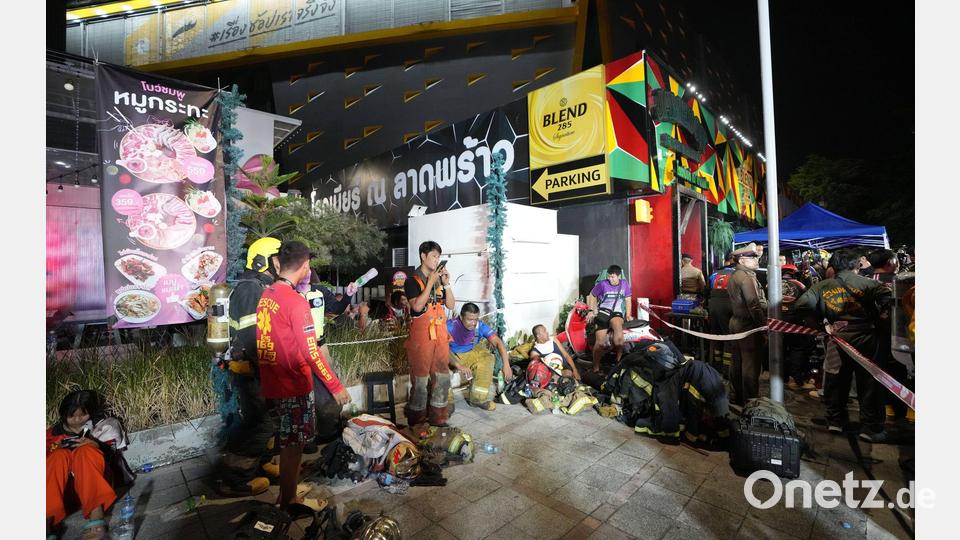 Das Feuer brach gegen Mitternacht aus. Bild: Sakchai Lalit/AP/dpa
