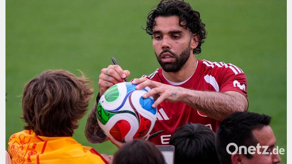 Arsenals David Raya ist bei Spanien nur die Nummer zwei. (Archivbild) Bild: Mike Stewart/AP/dpa