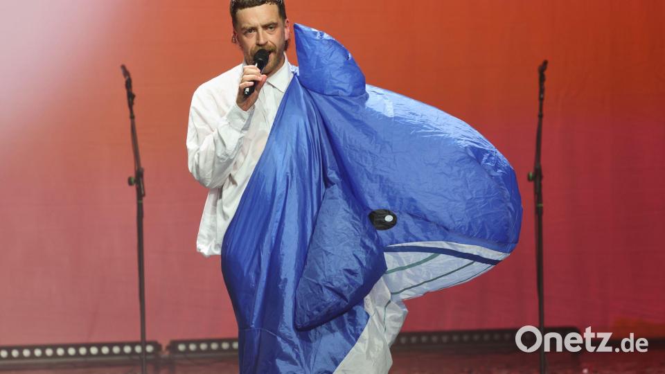 Das Drama um einen sterbenden Buckelwal in der Ostsee im Theater. Bild: Georg Wendt/dpa