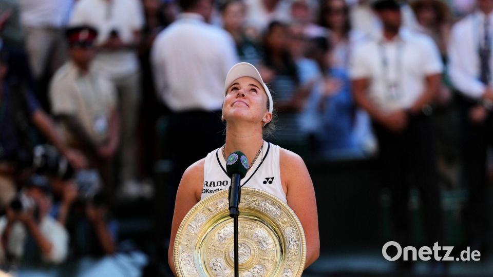 Linda Noskova kürt sich erstmals zur Wimbledon-Siegerin. Bild: Kin Cheung/AP/dpa