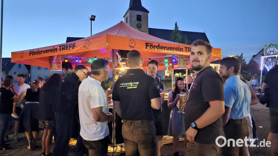 Der Pilsstand des Treff Thumsenreuth entwickelte sich einmal mehr zu einem beliebten Treffpunkt auf dem Festgelände und war den ganzen Abend über gut besucht. Bild: Verena Schieder