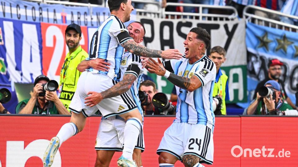 Argentinien um Lionel Messi freut sich über den Treffer zum 1:0. Bild: Tom Weller/dpa
