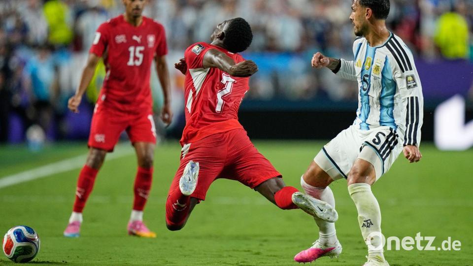Diese Szene hat mit Breel Embolo (l) und Leandro Paredes hat vermutlich das Spiel entschieden. Bild: Ashley Landis/AP/dpa