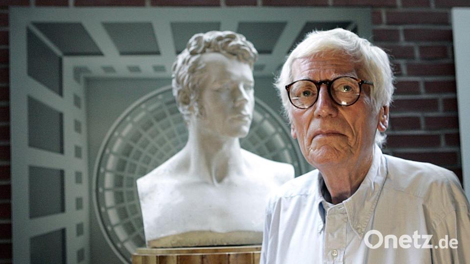 Oswald Mathias Ungers positioniert in seiner Bibliothek in Köln vor einer Büste des Architekten Karl Friedrich Schinkel. (Archivbild) Bild: Jörg Carstensen/dpa