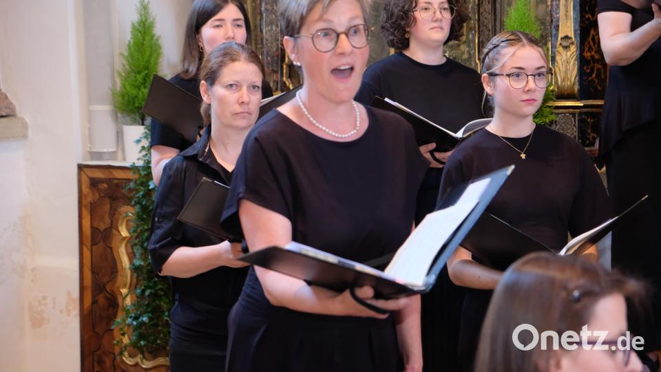 Solosopran Karin Waldmann zeichnete in Mendelssohn's Psalm op. 42 ein Bild der Verlassenheit fern von Gott, um schließlich symbolisch den Schritt hinein in die Gemeinschaft des Glaubens zu vollziehen. Bild: Robert Dotzauer