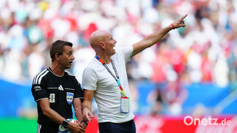 Auch Norwegen-Coach Solbakken wies den Schiedsrichter in der Halbzeitpause auf das Kabel hin. Bild: Jia Haocheng/XinHua/dpa