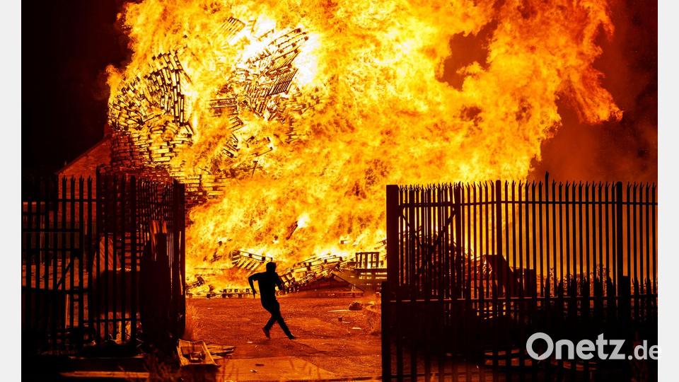 Feuer und Flamme: Nordirlands Protestanten feiern mit riesigen Feuern den Sieg von König Wilhelm III. von Oranien über die Katholiken im Jahr 1690. Bild: Liam Mcburney/PA Wire/dpa