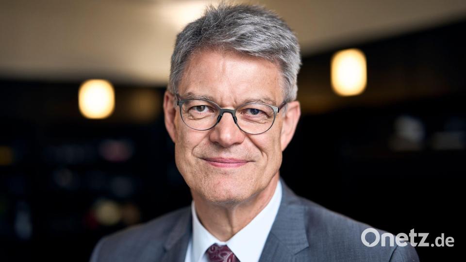 Für Minister Schnieder hängt mehr Pünktlichkeit nicht nur an Investitionen. (Archivbild) Bild: Michael Ukas/dpa