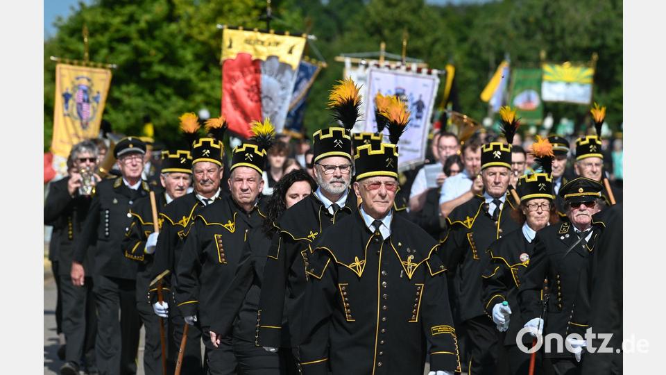 Tradition: Bergleute gehen beim Landesbergmannstag Sachsen-Anhalt in Sangerhausen. Bild: Heiko Rebsch/dpa