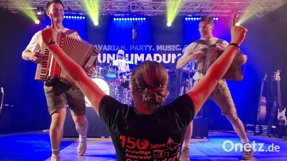 Mit der Band "Rundumadum" machten die Besucher des zweiten Festabends zum 150-Jährigen der Feuerwehr Rottendorf Party. Bild: Gabriela Amann