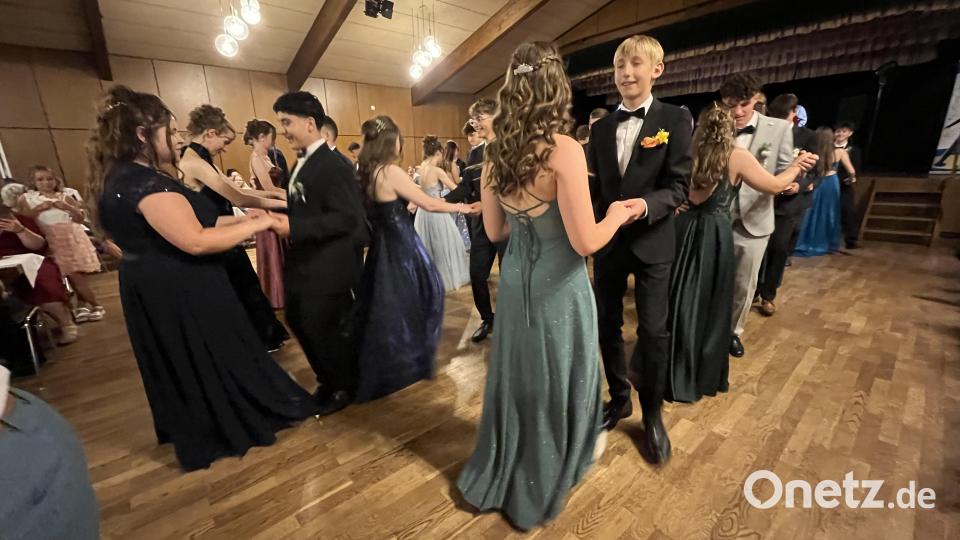 Als erster Tanz stand für die 24 elegant gekleideten Tanzpaare ein Wiener Walzer auf dem Programm. Bild: Heidi Kurz