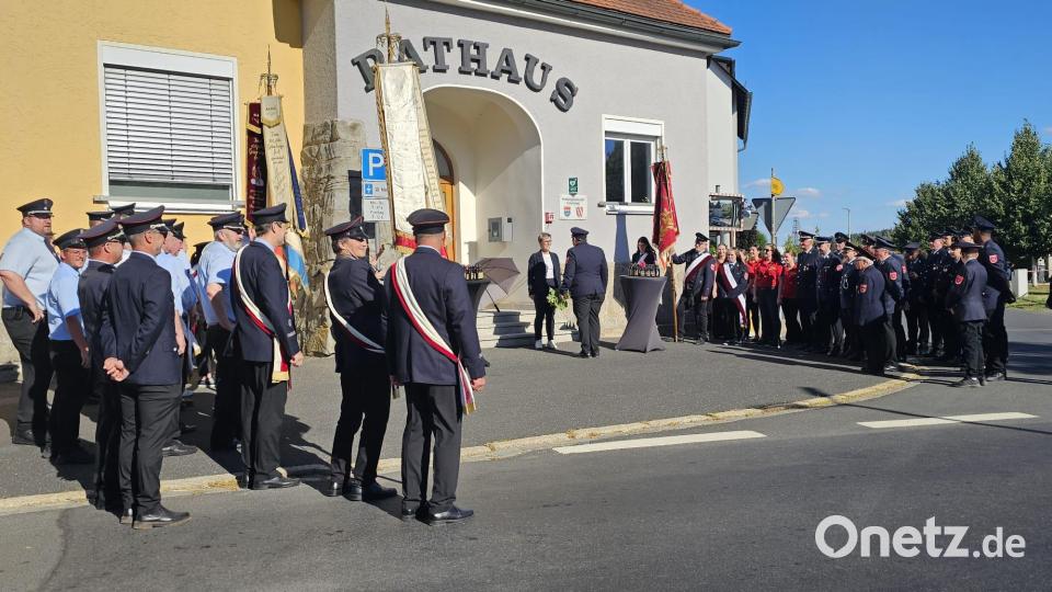 Ein würdiger Beginn des Festabends: Bürgermeisterin und Schirmherrin Marion Höcht wurde am Rathaus abgeholt. Gemeinsam mit dem Spielmannszug Erbendorf sowie den Fahnenabordnungen der Feuerwehren zog der Festzug zum Friedenshain und anschließend in den Bürgerpark. Bild: Verena Schieder