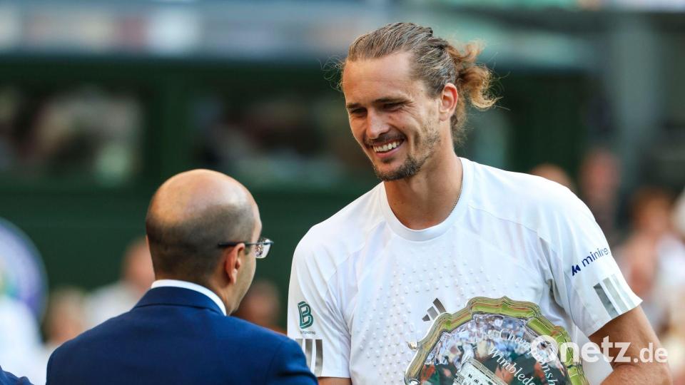 Alexander Zverev nahm die Trophäe für den Wimbledon-Finalisten mit einem Lächeln entgegen. Bild: Frank Molter/dpa