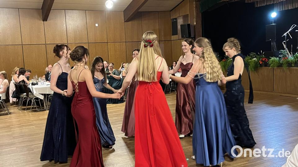 Neben den Standardtänzen wie Walzer, Cha-Cha, Jive, Foxtrott und Rumba wurde den Jugendlichen auch gehobene Umgangsformen und eine Kleiderordnung vermittelt. Bild: Heidi Kurz