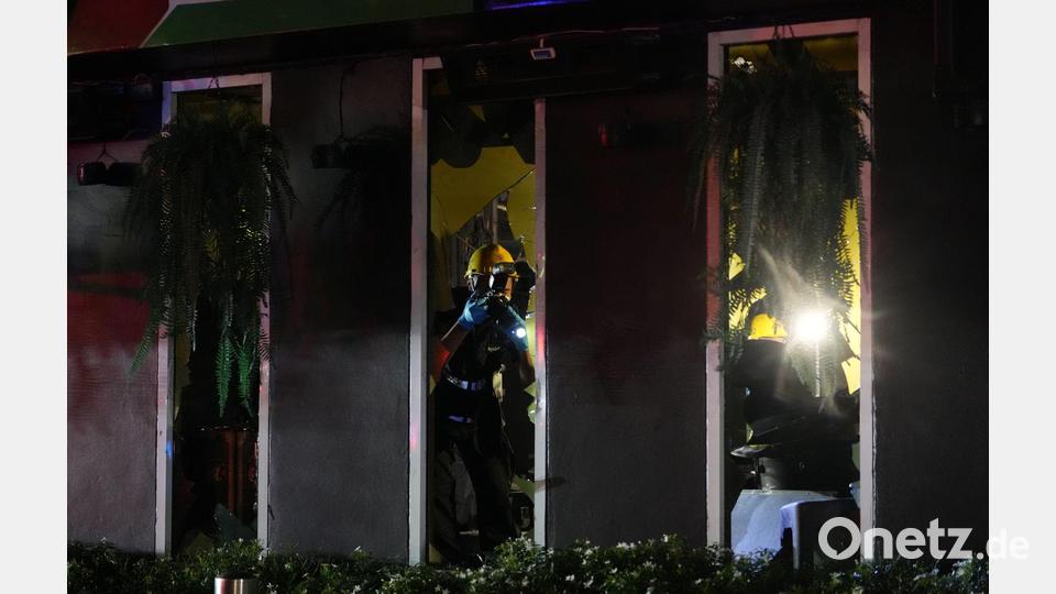 Die Feuerwehr hat den Brand inzwischen unter Kontrolle. Bild: Sakchai Lalit/AP/dpa