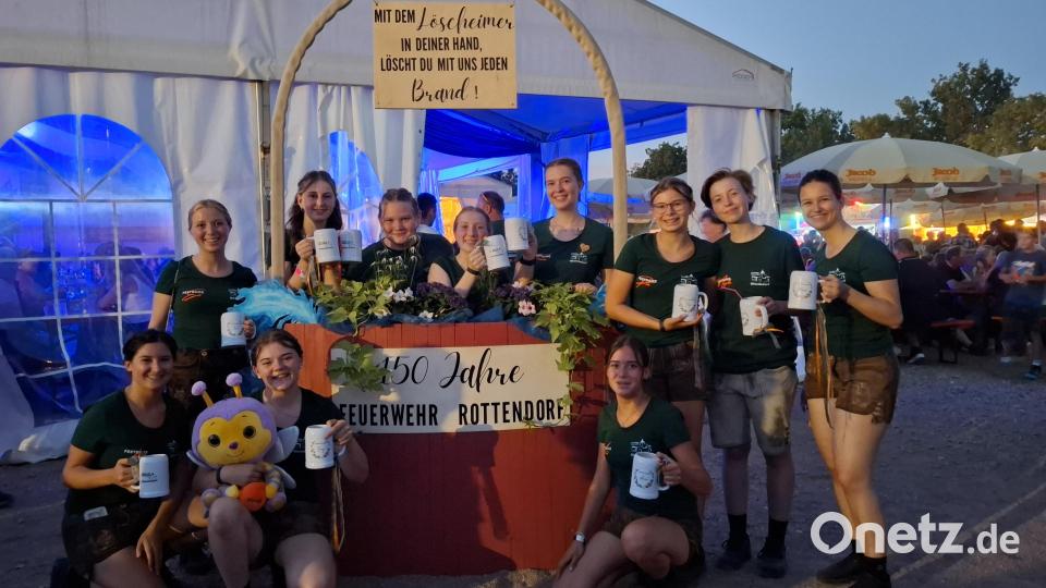 Immer gut drauf: die Festdamen beim Jubiläum der Feuerwehr Rottendorf. Bild: Gabriela Amann