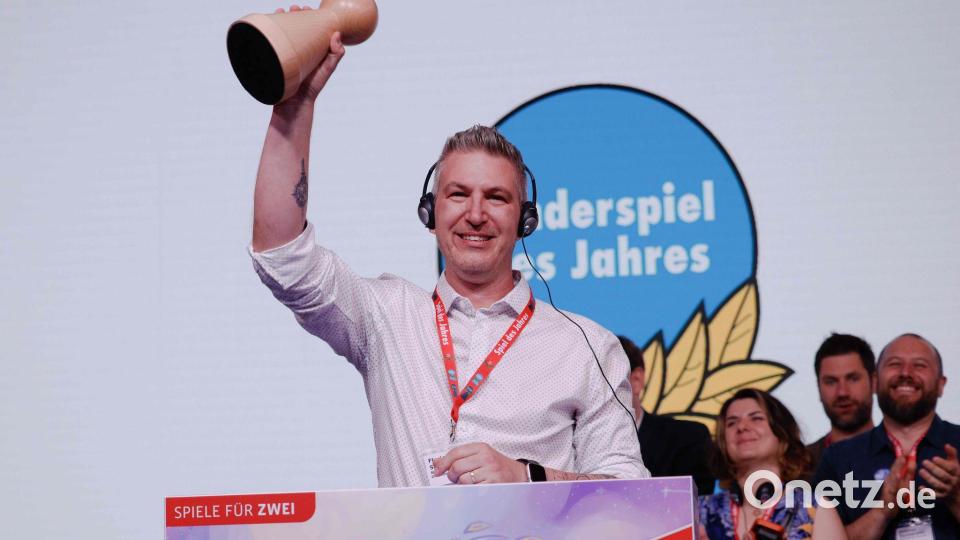 Spiele-Autor Florian Sirieix erhielt die Auszeichnung in der Kategorie „Kinderspiel des Jahres 2026“ für „Die Insel der Mookies“. Bild: Carsten Koall/dpa