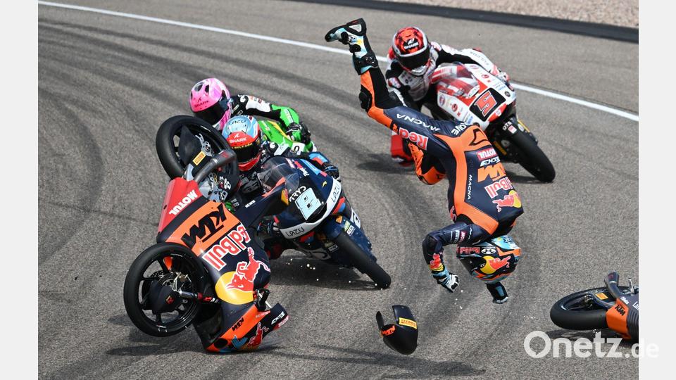 Heftiger Sturz: Beim MotoGP - Grand Prix von Deutschland auf dem Sachsenring fliegt Valentin Perrone aus Argentinien im Moto3-Rennen durch die Luft. Bild: Robert Michael/dpa
