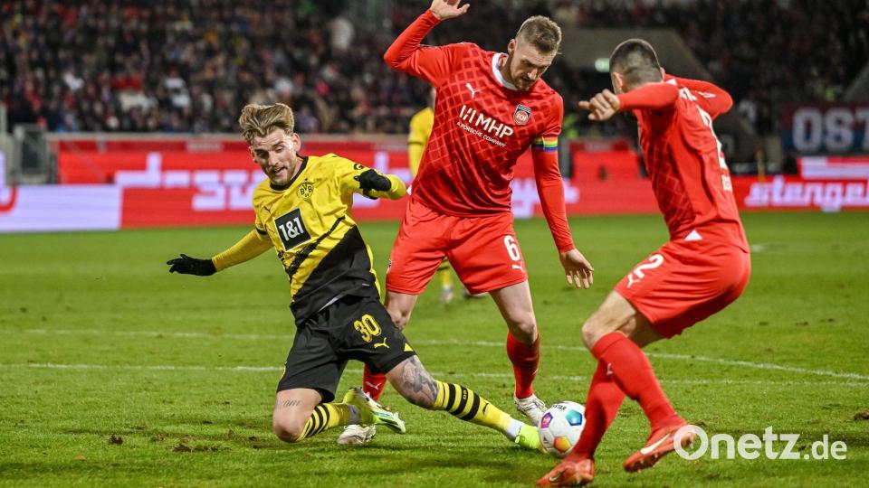 Der frühere Dortmund Pohlmann (l) spielt künftig für Fürth. (Archivbild) Bild: Harry Langer/dpa