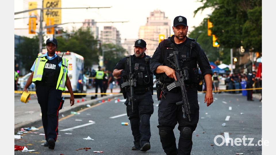 Polizisten sichern eine Straße, nachdem bei einem Salsa-Festival im kanadischen Toronto zwei Menschen durch Schüsse getötet wurden. Bild: Keito Newman/The Canadian Press/AP/dpa