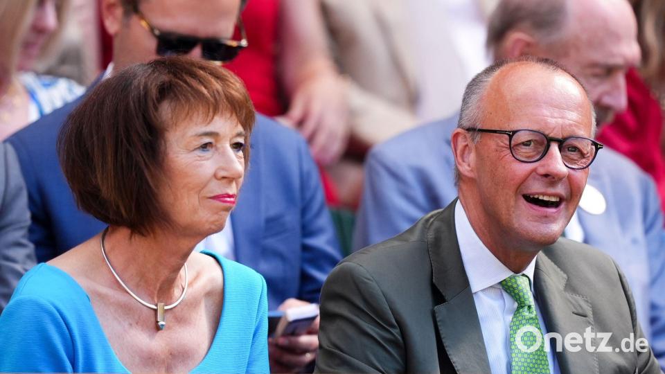 Bundeskanzler Friedrich Merz und seine Frau schauten sich das Finale aus der ersten Reihe in der Roxal Box an. Bild: Mike Egerton/PA Wire/dpa