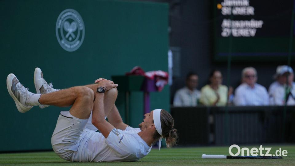 Ein Schreckmoment: Zverev stürzte im dritten Satz. Bild: Kin Cheung/AP/dpa