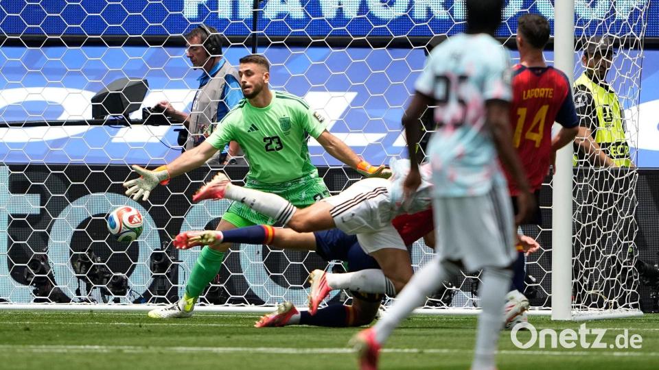 Gegen den Kopfball des Belgiers Charles De Ketelaere (M/verdeckt) war Spaniens Nummer eins Unai Simon (l) machtlos. Bild: Lindsey Wasson/AP/dpa