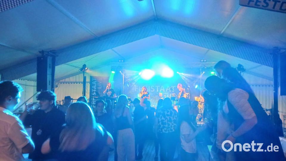 Im bunten Partylicht wurde bis spät in die Nacht getanzt. Die Band Freistaat Live machte den Festabend zum musikalischen Höhepunkt des Samstags. Bild: Verena Schieder