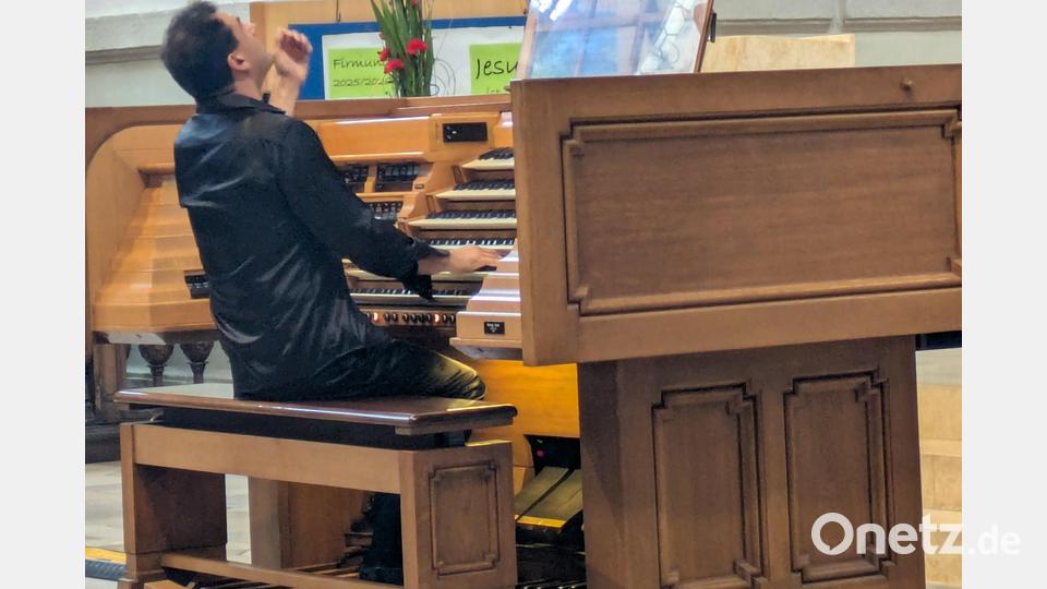Organist Paolo Oreni zeigt vollen Körpereinsatz: In atemberaubendem Tempo wirbeln die Hände über die Tastenreihen und die Füße über die Pedale. Bild: Paul Zrenner