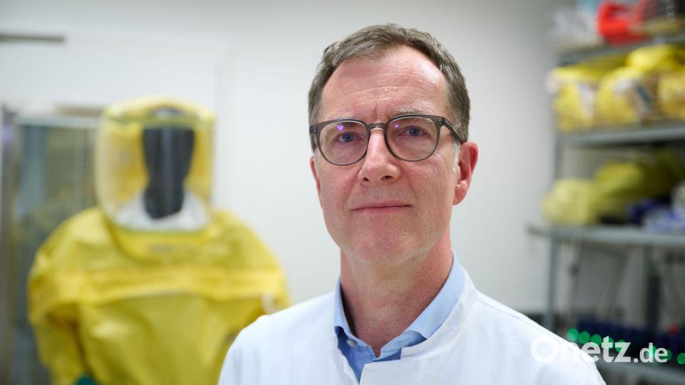 Der Tropenmediziner Torsten Feldt ist in Düsseldorf für die Sonderisolierstation zuständig. (Archivbild) Bild: Bernd Thissen/dpa