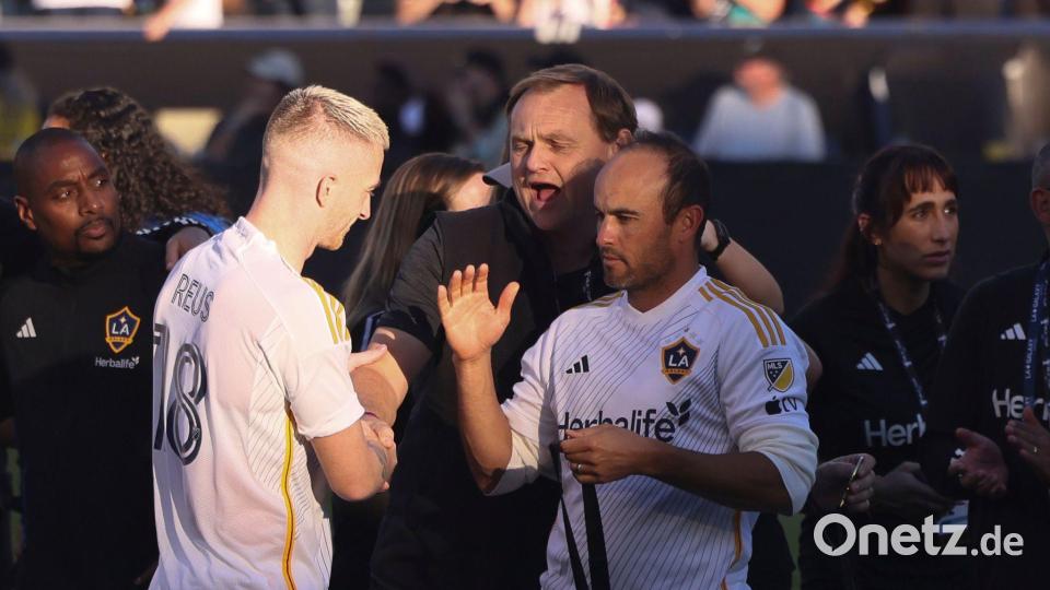 Ex-Profi Landon Donovan (r) kritisiert das Nachwuchs-System des US-Fußballs. (Archivbild) Bild: Etienne Laurent/AP/dpa
