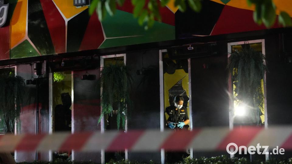 Zahlreiche Fenster sind bei dem Brand geborsten. Bild: Sakchai Lalit/AP/dpa
