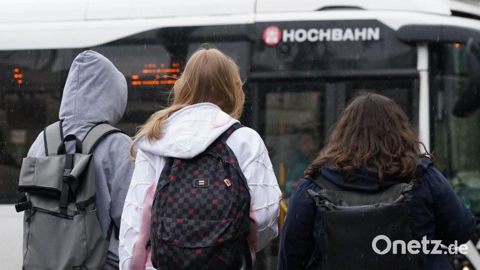 Weil der Dorfplatzes in Poppenricht gesperrt wird, gibt es Auswirkungen auf den Busverkehr. Bild: Marcus Brandt/dpa