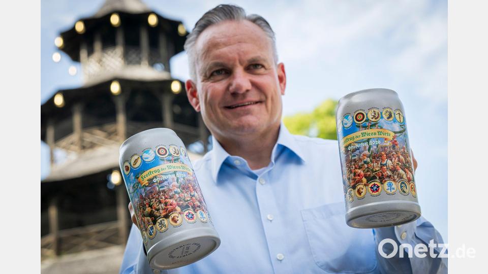Wiesnchef Christian Scharpf zeigt den aktuellen Maßkrug der Wiesnwirte. Bild: Peter Kneffel/dpa