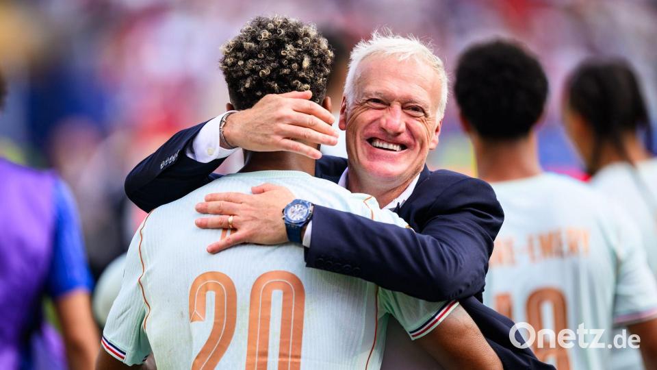Deschamps herzt Désiré Doué nach dem Halbfinal-Einzug. (Archivbild) Bild: Tom Weller/dpa