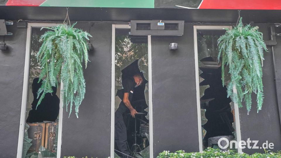 Polizisten suchten am Tag nach dem Feuer nach Hinweisen zur Unglücksursache. Bild: Sakchai Lalit/AP/dpa