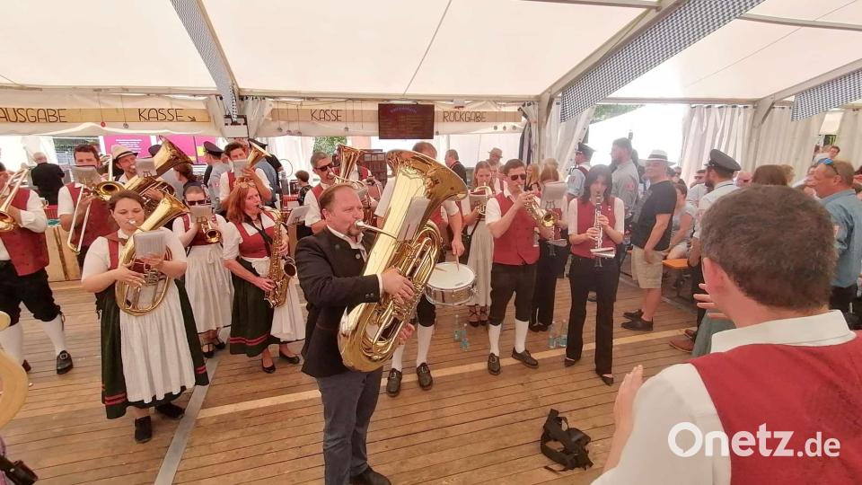 Nicht nur als Ehrengast, sondern auch als Musiker war Landrat Hubert Schicker gefragt: Spontan nahm er bei der Reuther Blaskapelle einen Platz ein und spielte an der Tuba mit. Bild: Uli Roth