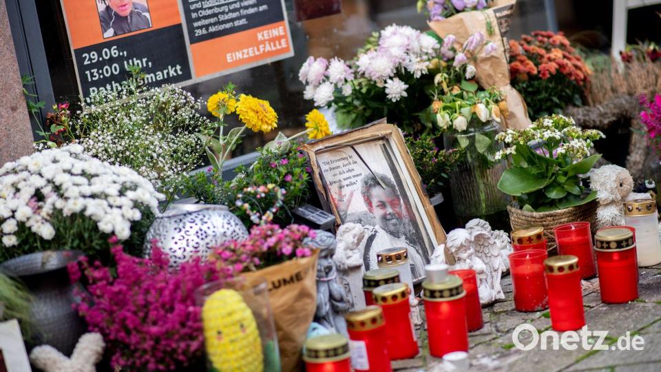 Blumen, Fotos und Kerzen am Tatort in Oldenburg erinnern an den Tod von Lorenz. Er starb durch Polizeischüsse. (Archivbild) Bild: Hauke-Christian Dittrich/dpa