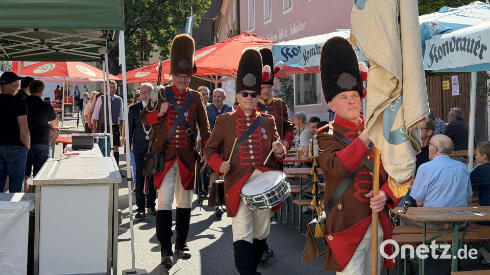 Die „Historisch Hochfürstlich Lobkowitzischen Grenadiergarde der Gefürsteten Grafschaft Sternstein“ marschiert am Waldthurner Bürgerfest ein und eröffnet mit einem Böller. Bild: fvo